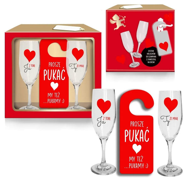 WALENTYNKI 24   zestaw 2 kieliszków do szampana i zawieszką na drzwi   Ja z Tobą. Ty ze mną. Proszę pukać...  My też pukamy